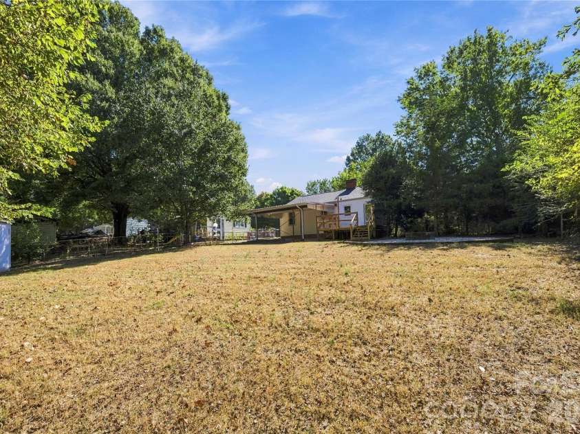 915 Skyway Drive, Kannapolis, NC 28083.  MLS# CAR4433978, YatesRealty ID 56954. 
