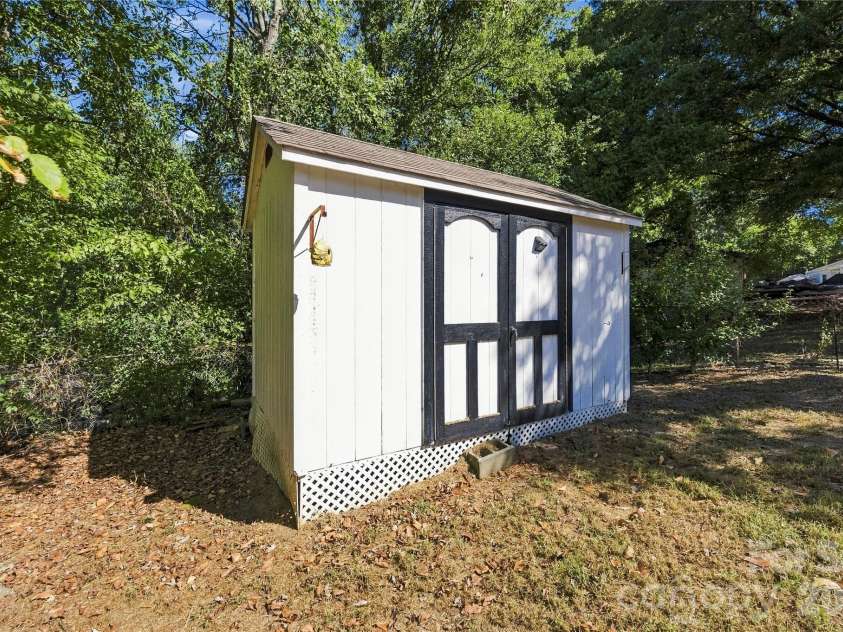 915 Skyway Drive, Kannapolis, NC 28083.  MLS# CAR4433978, YatesRealty ID 56954. 
