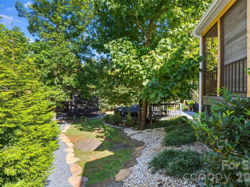 5145 Murrayhill Drive, Charlotte, NC 28210.  MLS# CAR4434043, YatesRealty ID 56955. 
