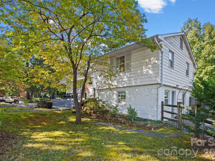 5145 Murrayhill Drive, Charlotte, NC 28210.  MLS# CAR4434043, YatesRealty ID 56955. 