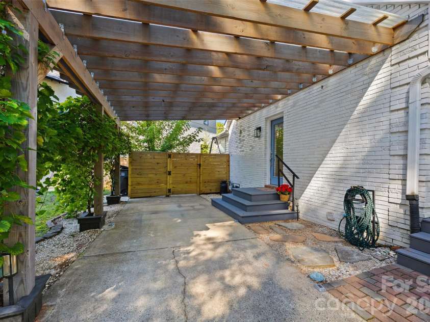 5145 Murrayhill Drive, Charlotte, NC 28210.  MLS# CAR4434043, YatesRealty ID 56955. Covered parking with side entrance