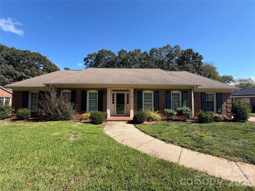 520 King Edward Road, Charlotte, NC 28211.  MLS# CAR4433810, YatesRealty ID 56959. 