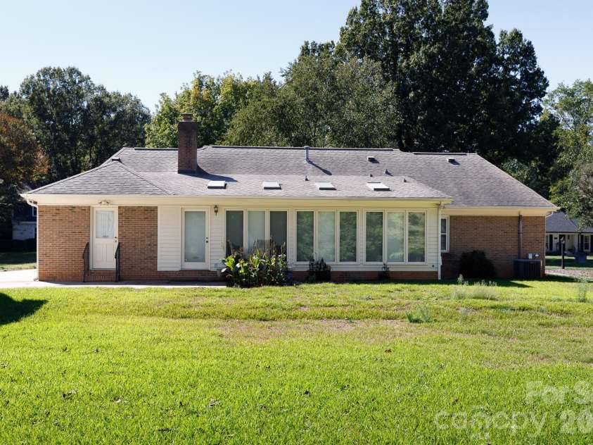 520 King Edward Road, Charlotte, NC 28211.  MLS# CAR4433810, YatesRealty ID 56959. 