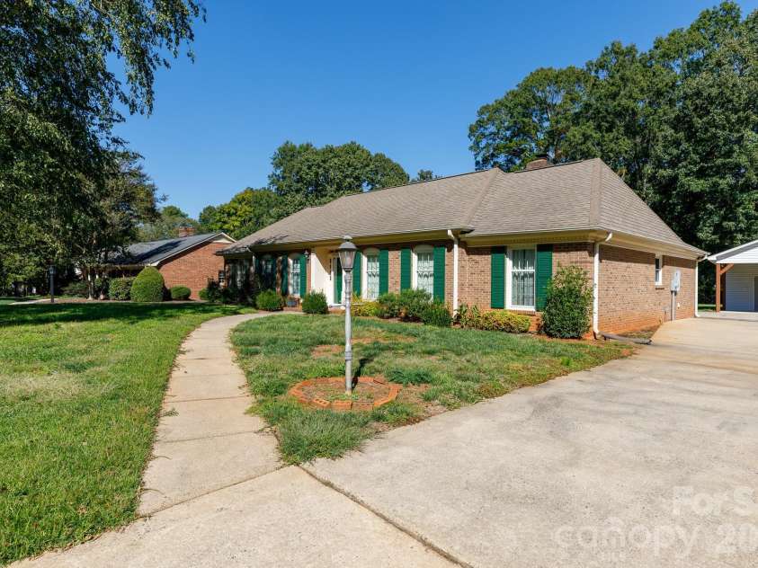 520 King Edward Road, Charlotte, NC 28211.  MLS# CAR4433810, YatesRealty ID 56959. 