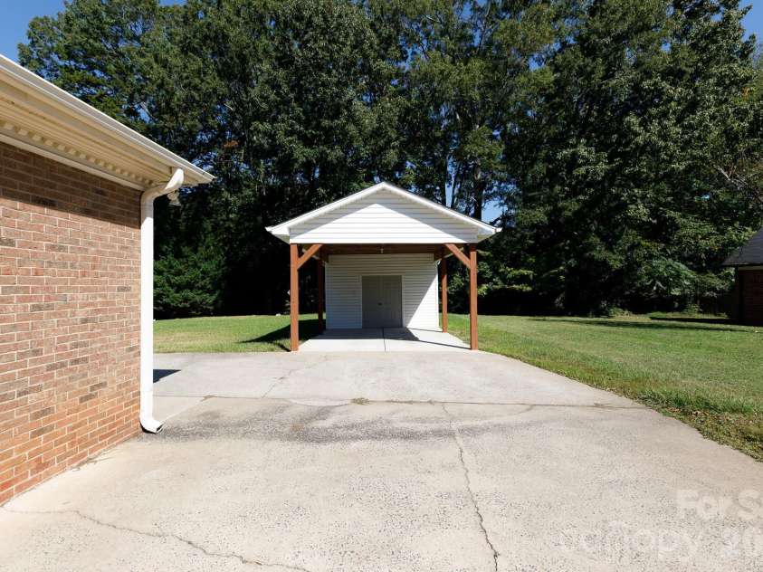 520 King Edward Road, Charlotte, NC 28211.  MLS# CAR4433810, YatesRealty ID 56959. 