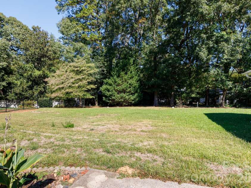 520 King Edward Road, Charlotte, NC 28211.  MLS# CAR4433810, YatesRealty ID 56959. 