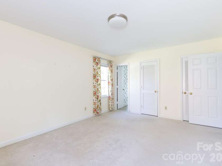 520 King Edward Road, Charlotte, NC 28211.  MLS# CAR4433810, YatesRealty ID 56959. 