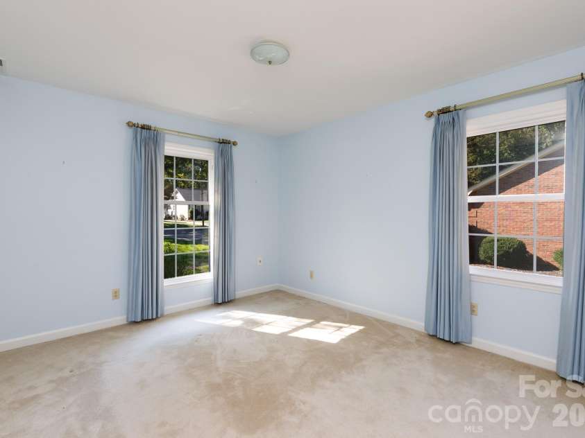520 King Edward Road, Charlotte, NC 28211.  MLS# CAR4433810, YatesRealty ID 56959. 