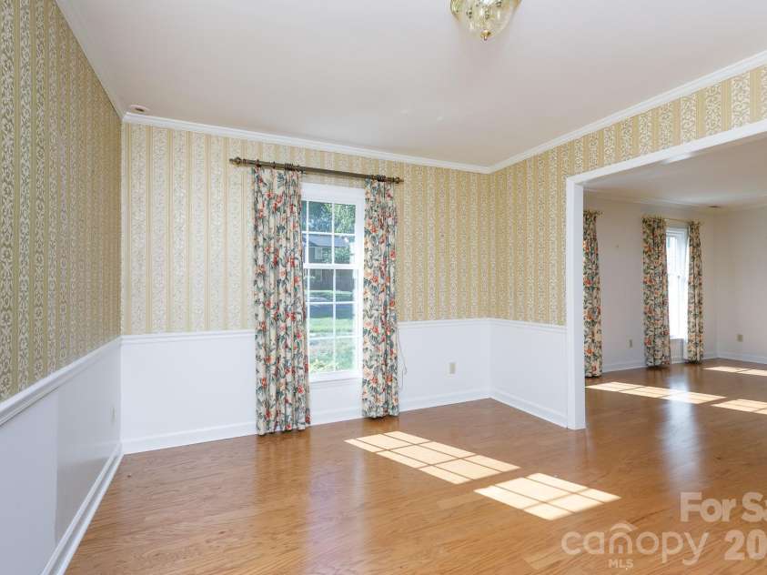 520 King Edward Road, Charlotte, NC 28211.  MLS# CAR4433810, YatesRealty ID 56959. 