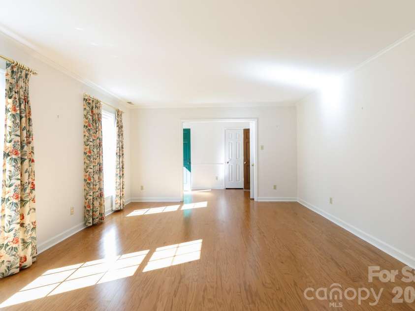 520 King Edward Road, Charlotte, NC 28211.  MLS# CAR4433810, YatesRealty ID 56959. 