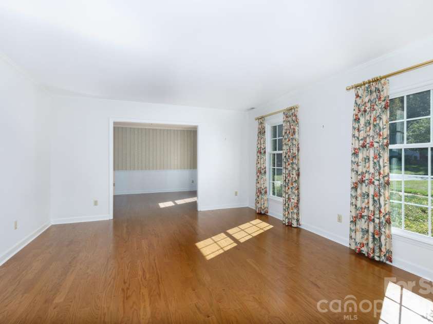 520 King Edward Road, Charlotte, NC 28211.  MLS# CAR4433810, YatesRealty ID 56959. 