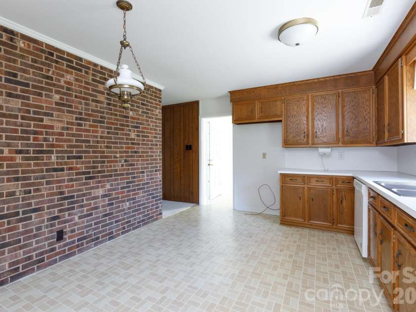 520 King Edward Road, Charlotte, NC 28211.  MLS# CAR4433810, YatesRealty ID 56959. 