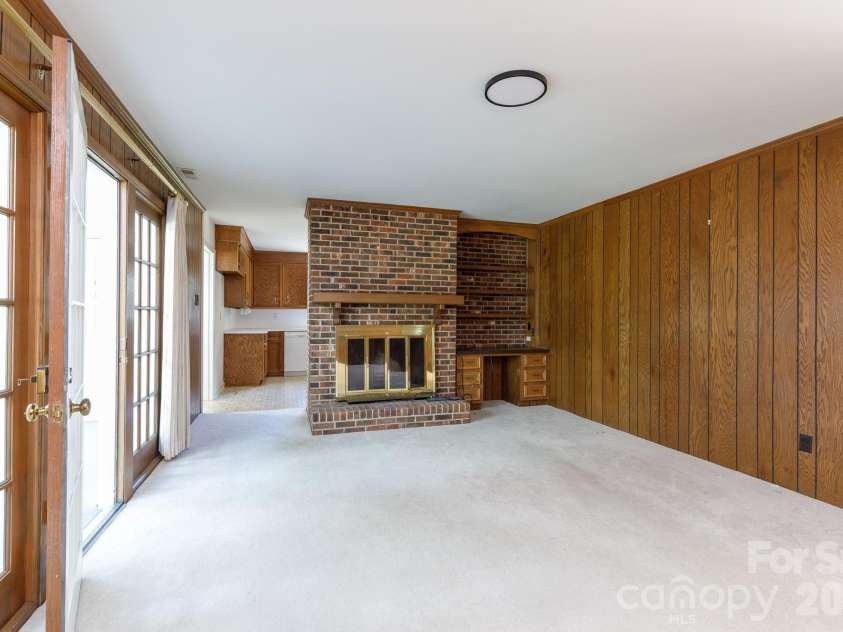 520 King Edward Road, Charlotte, NC 28211.  MLS# CAR4433810, YatesRealty ID 56959. 