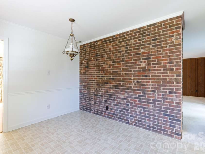 520 King Edward Road, Charlotte, NC 28211.  MLS# CAR4433810, YatesRealty ID 56959. 