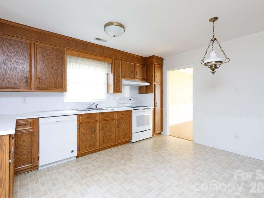 520 King Edward Road, Charlotte, NC 28211.  MLS# CAR4433810, YatesRealty ID 56959. 