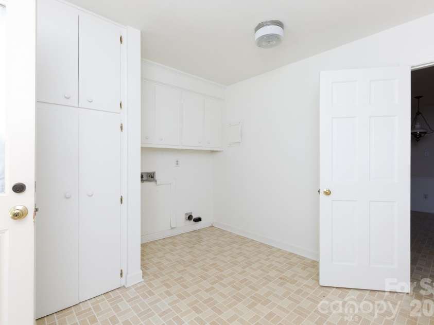 520 King Edward Road, Charlotte, NC 28211.  MLS# CAR4433810, YatesRealty ID 56959. 