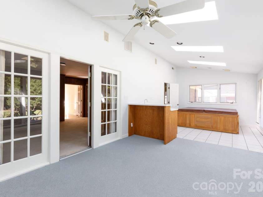 520 King Edward Road, Charlotte, NC 28211.  MLS# CAR4433810, YatesRealty ID 56959. 