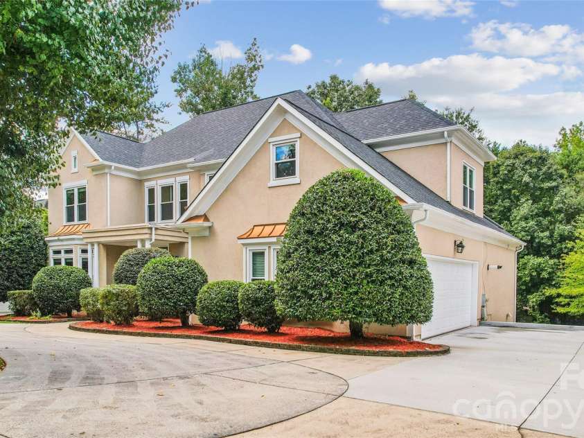 16516 Riverpointe Drive, Charlotte, NC 28278.  MLS# CAR4433714, YatesRealty ID 56963. 