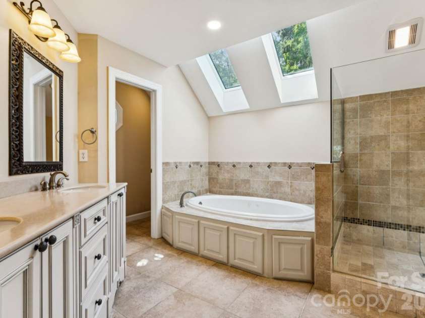 16516 Riverpointe Drive, Charlotte, NC 28278.  MLS# CAR4433714, YatesRealty ID 56963. 