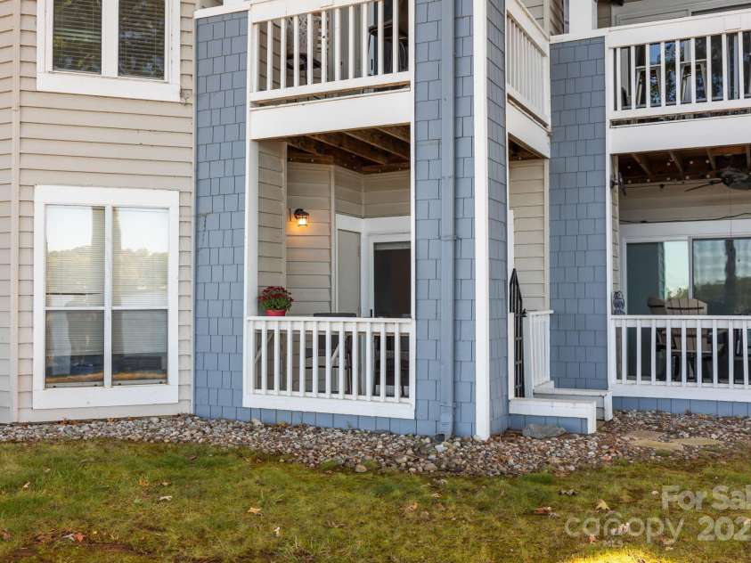 907 Southwest Drive, Davidson, NC 28036.  MLS# CAR4312461, YatesRealty ID 5699. 