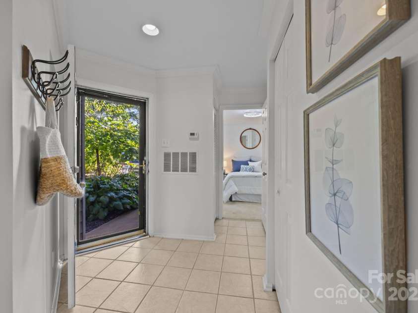 907 Southwest Drive, Davidson, NC 28036.  MLS# CAR4312461, YatesRealty ID 5699. Entry foyer