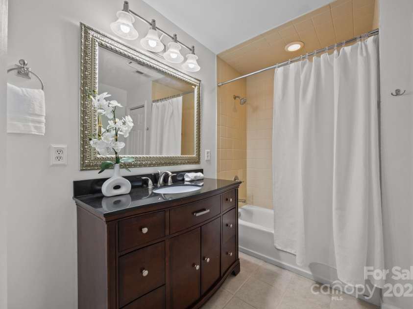 907 Southwest Drive, Davidson, NC 28036.  MLS# CAR4312461, YatesRealty ID 5699. Primary Bathroom 