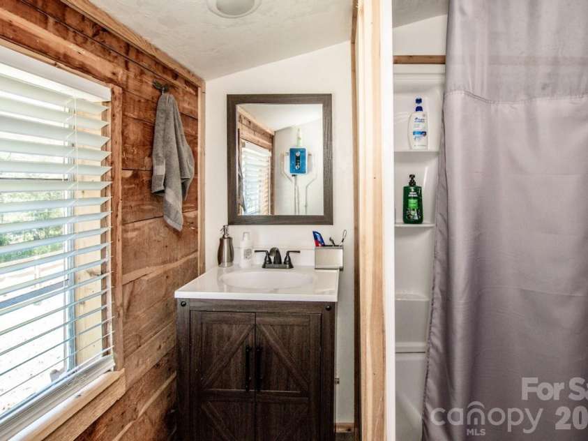 206 Mitchell Trail Road, Statesville, NC 28625.  MLS# CAR4432111, YatesRealty ID 56992. Full bath downstairs