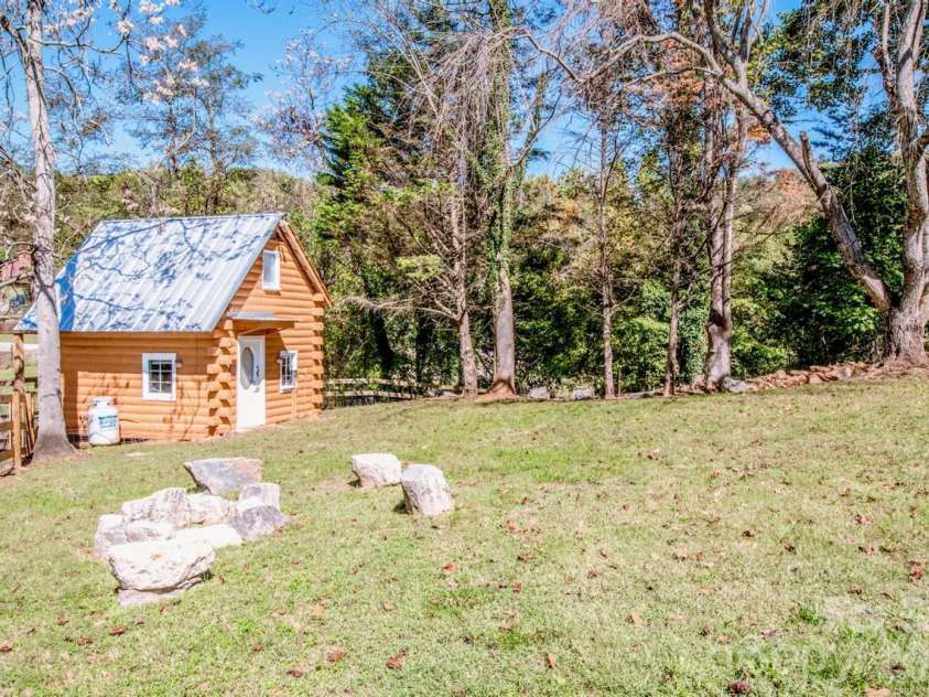 206 Mitchell Trail Road, Statesville, NC 28625.  MLS# CAR4432111, YatesRealty ID 56992. Guest cabin