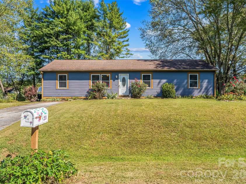23 Silverleaf Drive, Hendersonville, NC 28739.  MLS# CAR4432276, YatesRealty ID 56993. 