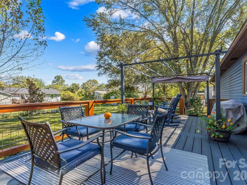 23 Silverleaf Drive, Hendersonville, NC 28739.  MLS# CAR4432276, YatesRealty ID 56993. 
