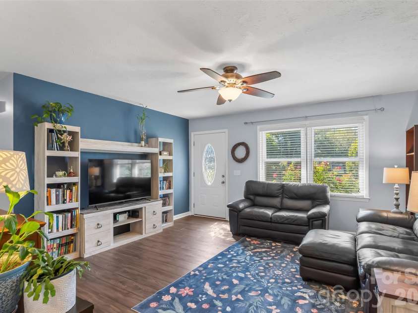 23 Silverleaf Drive, Hendersonville, NC 28739.  MLS# CAR4432276, YatesRealty ID 56993. 