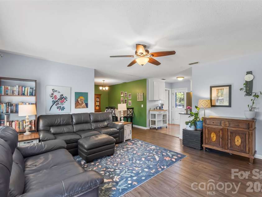 23 Silverleaf Drive, Hendersonville, NC 28739.  MLS# CAR4432276, YatesRealty ID 56993. 