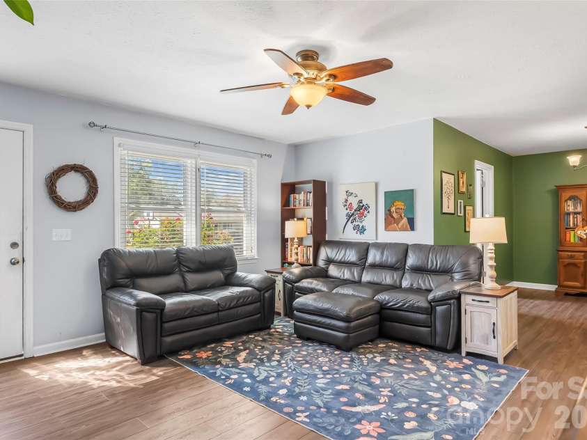 23 Silverleaf Drive, Hendersonville, NC 28739.  MLS# CAR4432276, YatesRealty ID 56993. 