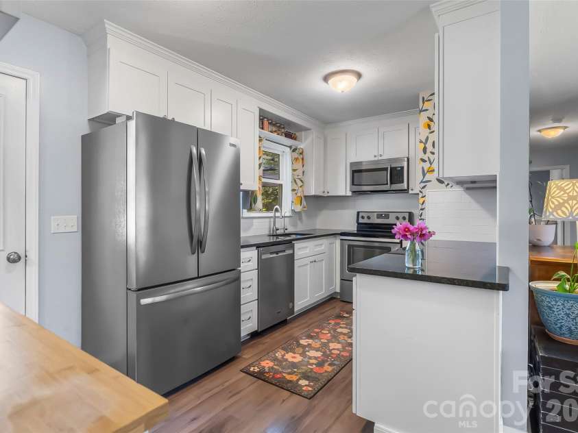 23 Silverleaf Drive, Hendersonville, NC 28739.  MLS# CAR4432276, YatesRealty ID 56993. 