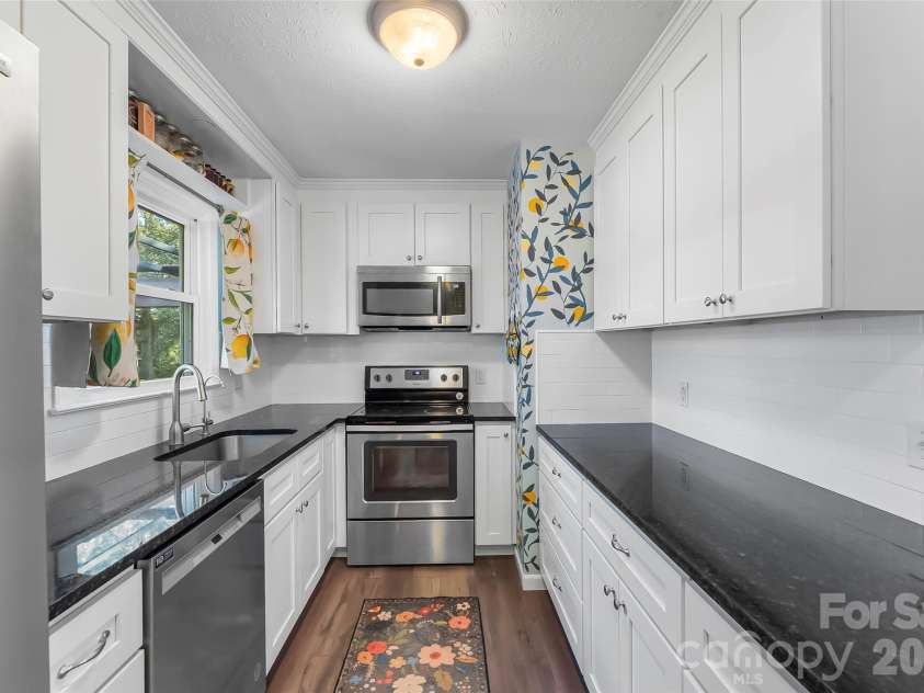 23 Silverleaf Drive, Hendersonville, NC 28739.  MLS# CAR4432276, YatesRealty ID 56993. 