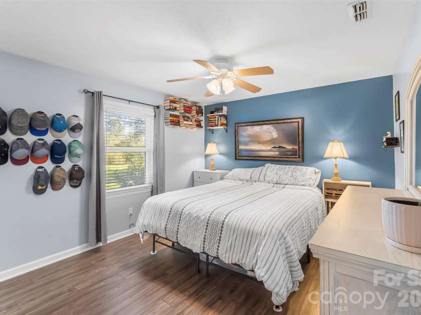 23 Silverleaf Drive, Hendersonville, NC 28739.  MLS# CAR4432276, YatesRealty ID 56993. 