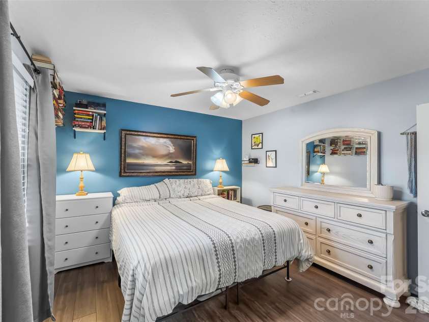 23 Silverleaf Drive, Hendersonville, NC 28739.  MLS# CAR4432276, YatesRealty ID 56993. 
