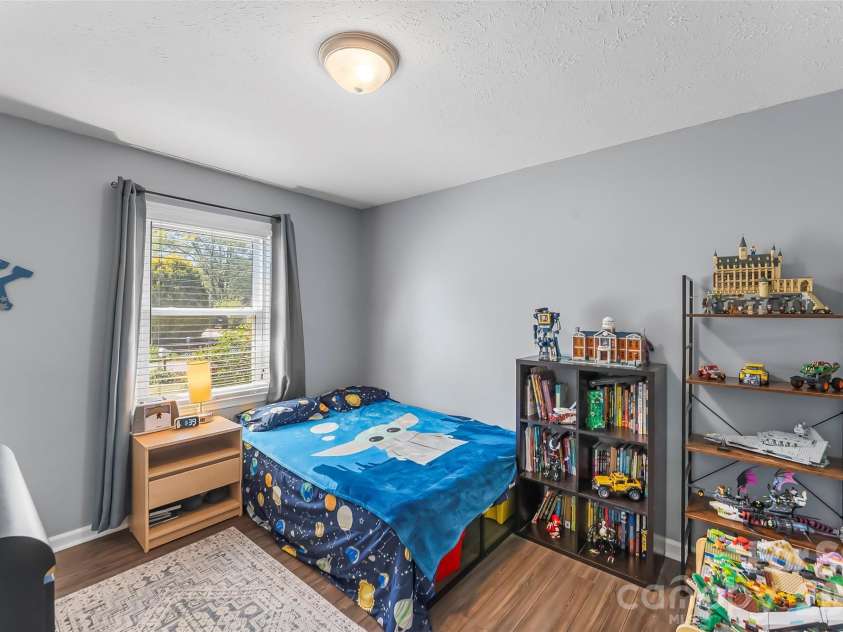 23 Silverleaf Drive, Hendersonville, NC 28739.  MLS# CAR4432276, YatesRealty ID 56993. 