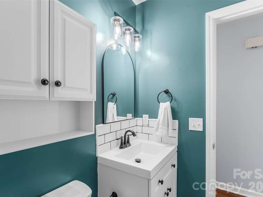 23 Silverleaf Drive, Hendersonville, NC 28739.  MLS# CAR4432276, YatesRealty ID 56993. 