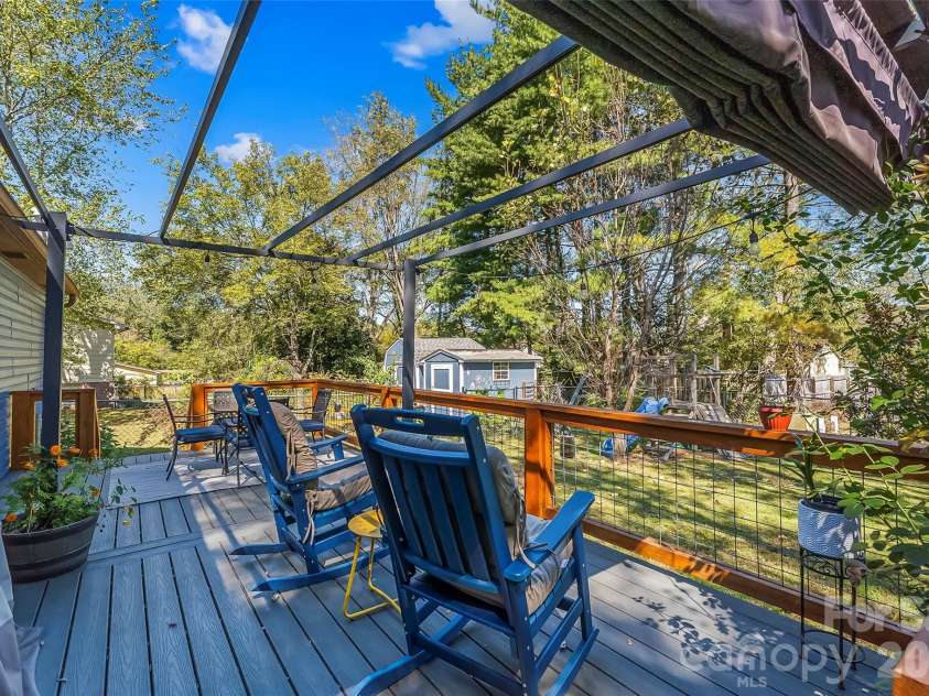 23 Silverleaf Drive, Hendersonville, NC 28739.  MLS# CAR4432276, YatesRealty ID 56993. 