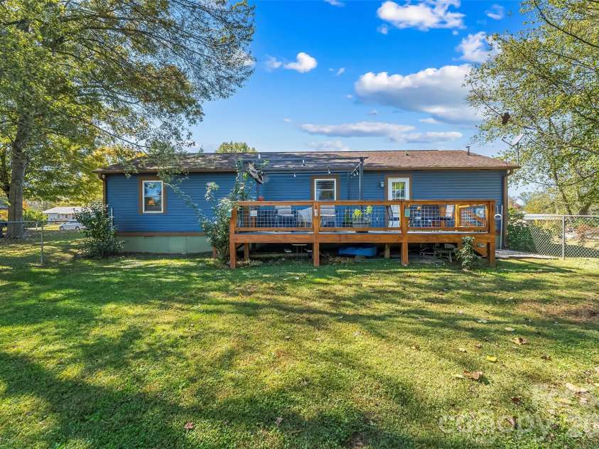 23 Silverleaf Drive, Hendersonville, NC 28739.  MLS# CAR4432276, YatesRealty ID 56993. 