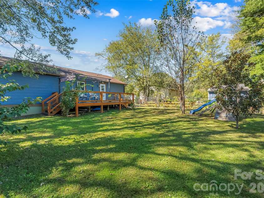 23 Silverleaf Drive, Hendersonville, NC 28739.  MLS# CAR4432276, YatesRealty ID 56993. 