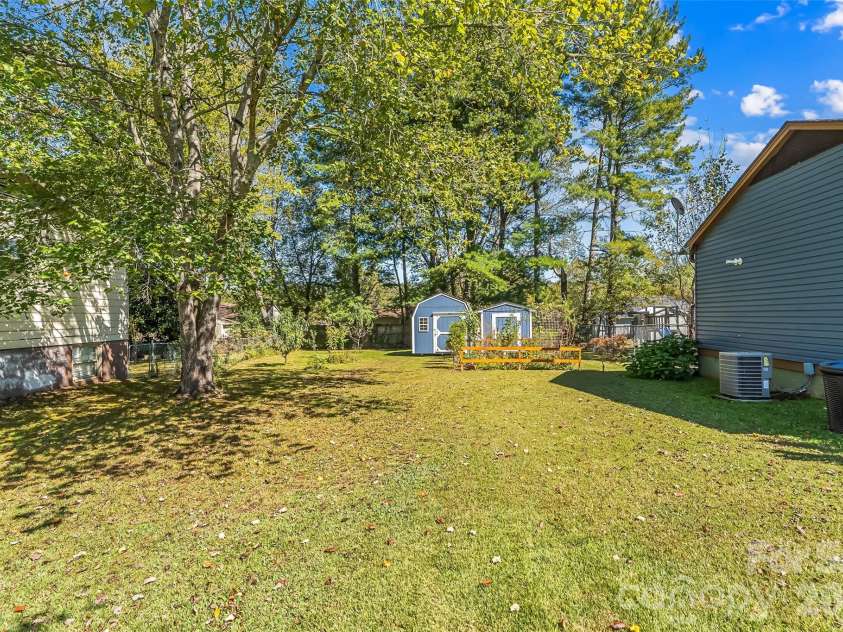 23 Silverleaf Drive, Hendersonville, NC 28739.  MLS# CAR4432276, YatesRealty ID 56993. 
