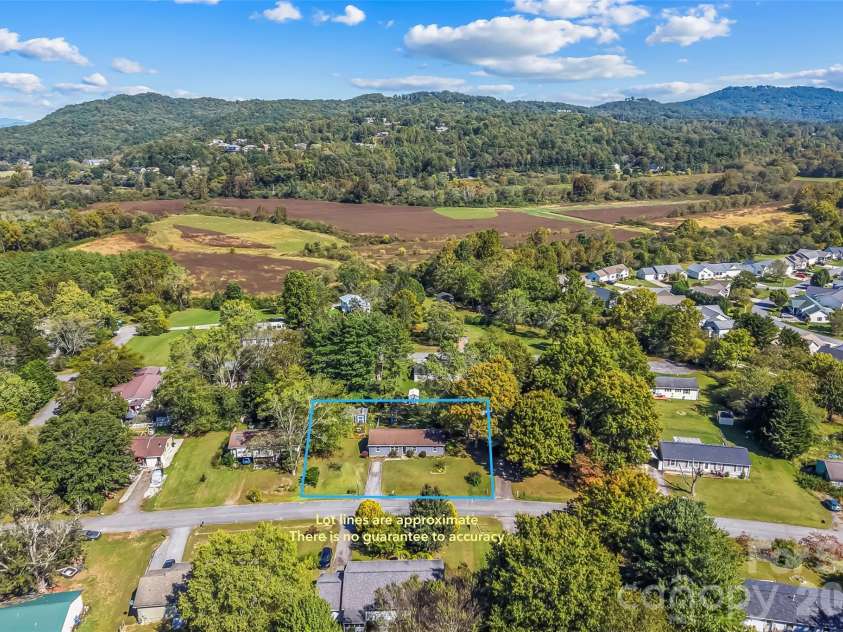 23 Silverleaf Drive, Hendersonville, NC 28739.  MLS# CAR4432276, YatesRealty ID 56993. 