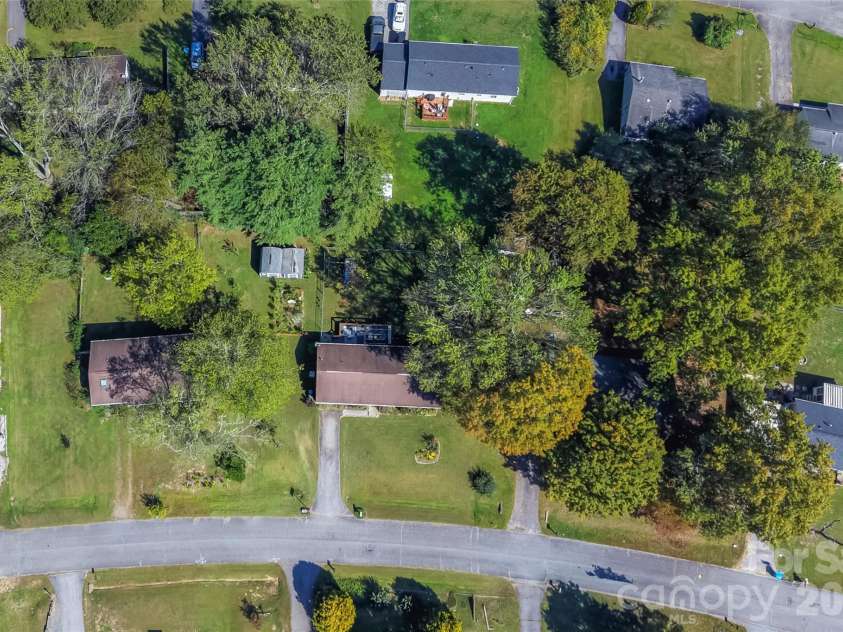 23 Silverleaf Drive, Hendersonville, NC 28739.  MLS# CAR4432276, YatesRealty ID 56993. 