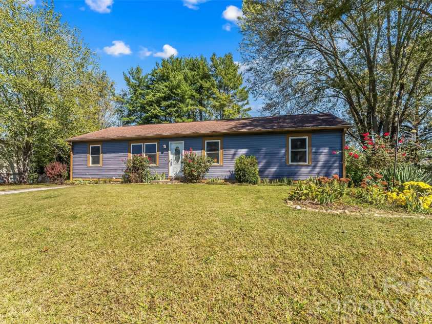 23 Silverleaf Drive, Hendersonville, NC 28739.  MLS# CAR4432276, YatesRealty ID 56993. 