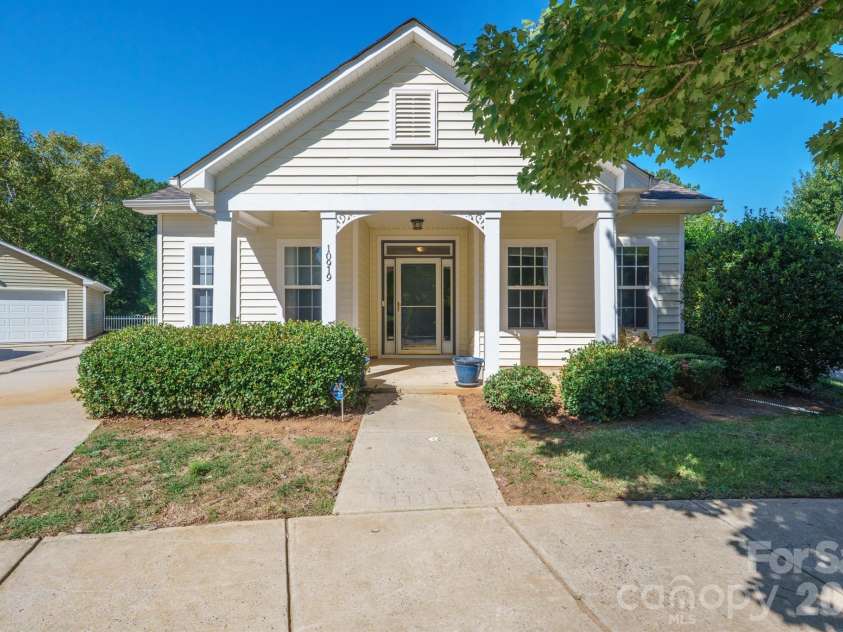 10919 Shelly Renee Drive, Cornelius, NC 28031.  MLS# CAR4431965, YatesRealty ID 56996. 
