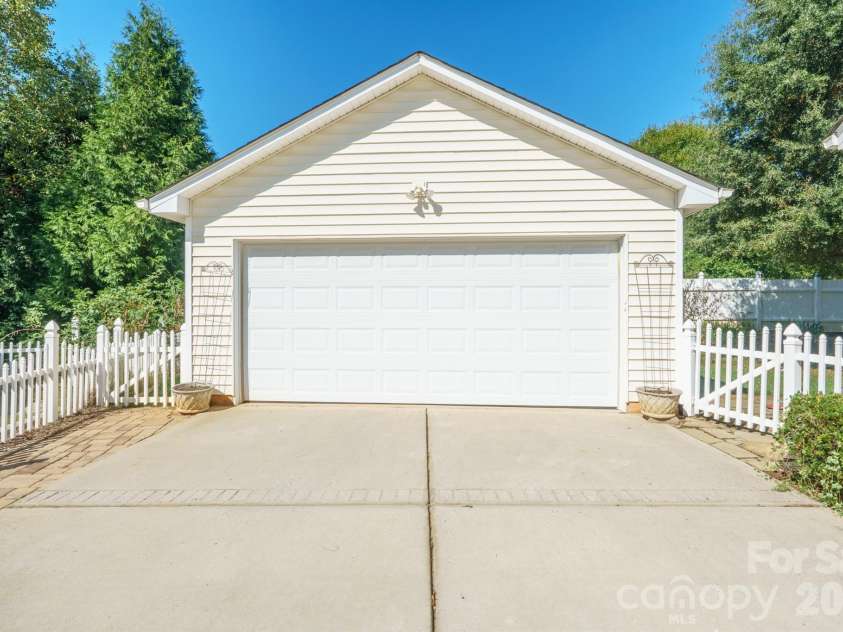 10919 Shelly Renee Drive, Cornelius, NC 28031.  MLS# CAR4431965, YatesRealty ID 56996. 