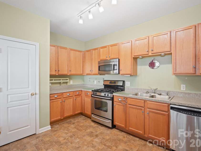 10919 Shelly Renee Drive, Cornelius, NC 28031.  MLS# CAR4431965, YatesRealty ID 56996. 