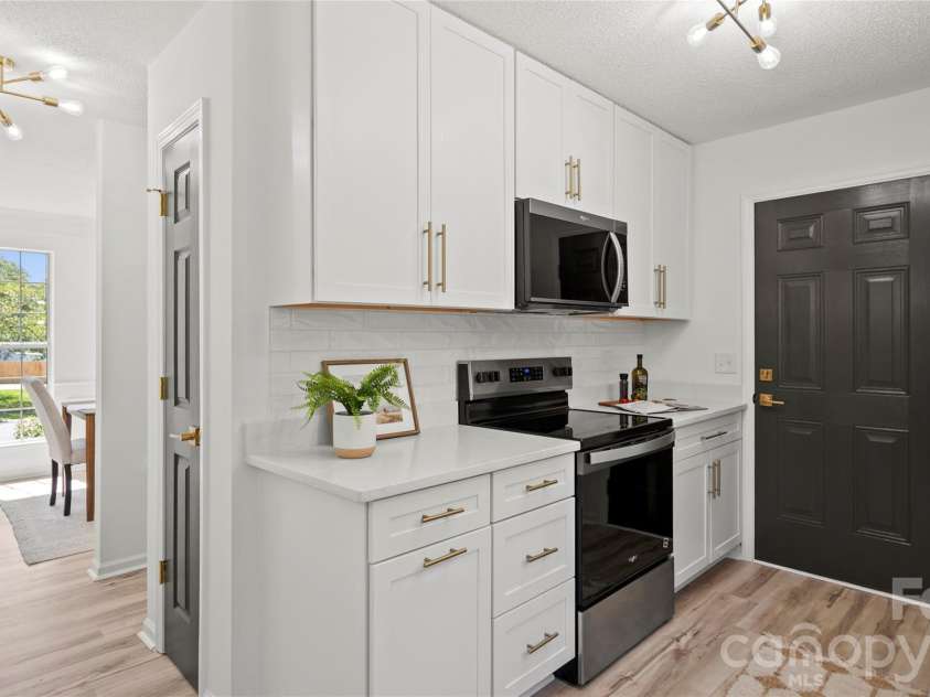 13918 Wild Heather Court, Charlotte, NC 28273.  MLS# CAR4432014, YatesRealty ID 56998. Brand New Kitchen Cabinets and Custom Tile Backsplash